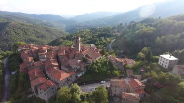 drone ile çarpıcı görünümü, hava atış, muhteşem klasik küçük İtalyan köy yeşil doğanın ortasında tepe geçidi üzerinde yapılan