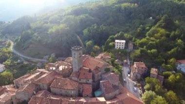 drone ile çarpıcı görünümü, hava atış, muhteşem klasik küçük İtalyan köy yeşil doğanın ortasında tepe geçidi üzerinde yapılan