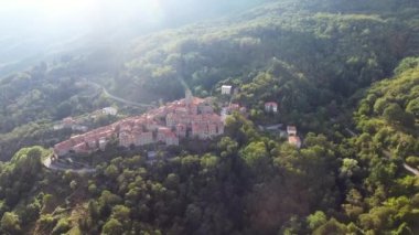 drone ile çarpıcı görünümü, hava atış, muhteşem klasik küçük İtalyan köy yeşil doğanın ortasında tepe geçidi üzerinde yapılan