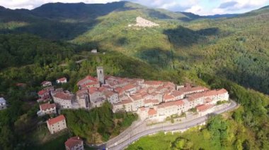 drone ile çarpıcı görünümü, hava atış, muhteşem klasik küçük İtalyan köy yeşil doğanın ortasında tepe geçidi üzerinde yapılan