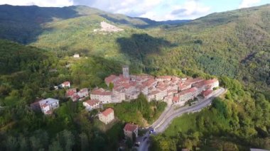 drone ile çarpıcı görünümü, hava atış, muhteşem klasik küçük İtalyan köy yeşil doğanın ortasında tepe geçidi üzerinde yapılan