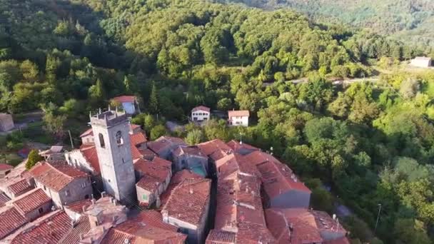 Εκπληκτική θέα, εναέρια πυροβόλησε, πανέμορφο κλασικό μικρό ιταλικό χωριό της ανισόπεδης διάβασης αυτοκινητόδρομου λόφο, στη μέση του το πράσινο της φύσης, γίνεται με drone — Αρχείο Βίντεο