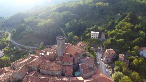 Drone ile çarpıcı görünümü, hava atış, muhteşem klasik küçük İtalyan köy yeşil doğanın ortasında tepe geçidi üzerinde yapılan — Stok video