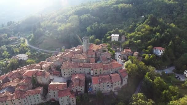 Impresionante vista, plano aéreo, magnífico pequeño pueblo italiano clásico en el paso elevado de la colina, en medio de la naturaleza verde, hecho con dron — Vídeos de Stock