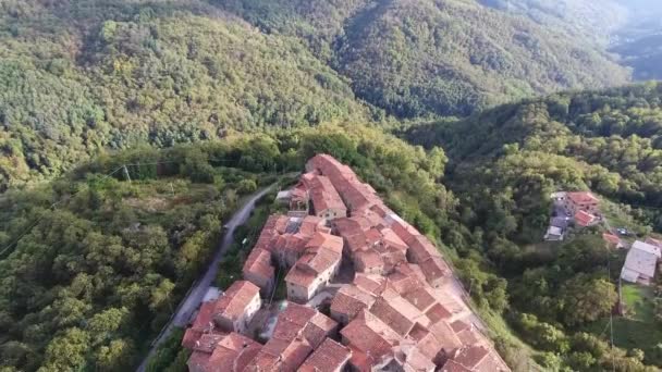 Εκπληκτική θέα, εναέρια πυροβόλησε, πανέμορφο κλασικό μικρό ιταλικό χωριό της ανισόπεδης διάβασης αυτοκινητόδρομου λόφο, στη μέση του το πράσινο της φύσης, γίνεται με drone — Αρχείο Βίντεο