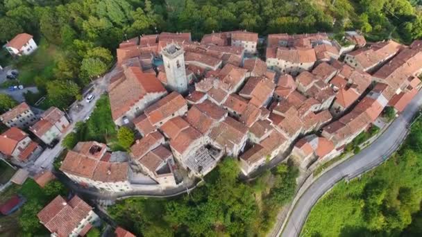 Lenyűgöző kilátás, légi lövés, gyönyörű klasszikus kis olasz faluban hill felüljáró, a zöld természet közepén készült drone — Stock videók