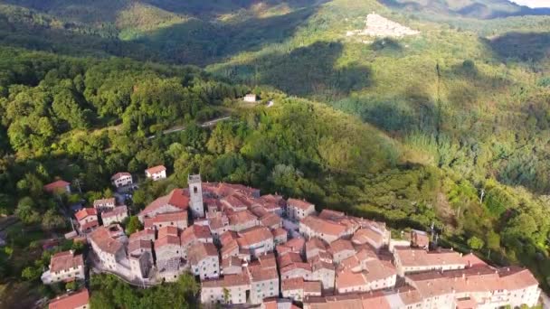 Impresionante vista, plano aéreo, magnífico pequeño pueblo italiano clásico en el paso elevado de la colina, en medio de la naturaleza verde, hecho con dron — Vídeos de Stock