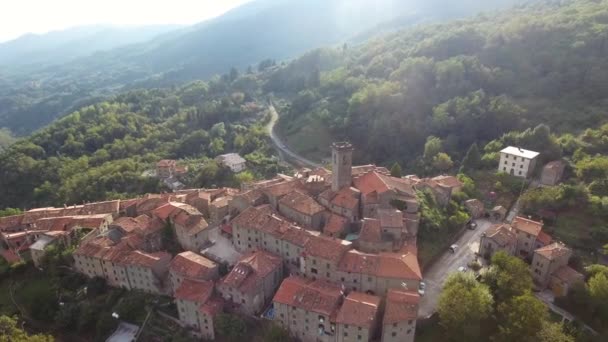 Plano aéreo, magnífico clásico pequeño pueblo italiano en el paso elevado de la colina, en medio de la naturaleza verde — Vídeos de Stock