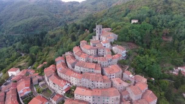 Letecká zastřelených, nádherné klasické malé italské vesnice na kopci nadjezdu, uprostřed zelené přírody — Stock video