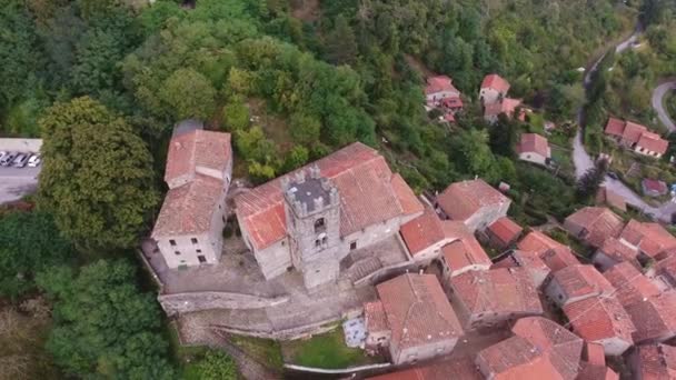 Luchtfoto shot, prachtige klassieke Italiaanse dorp op de heuvel viaduct, in het midden van de groene natuur — Stockvideo