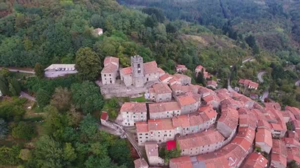 Εναέρια πυροβόλησε, πανέμορφο κλασικό μικρό ιταλικό χωριό της ανισόπεδης διάβασης αυτοκινητόδρομου λόφο, στη μέση του το πράσινο της φύσης — Αρχείο Βίντεο