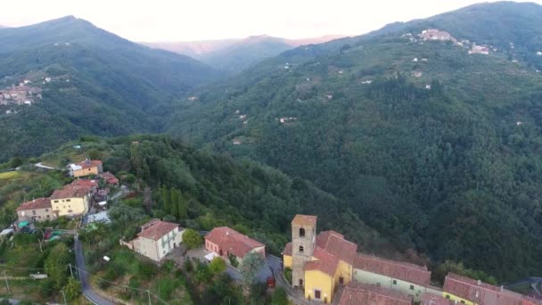 Drone ile hava atış, muhteşem klasik küçük İtalyan köy yeşil doğanın ortasında tepe geçidi üzerinde yapılan — Stok video