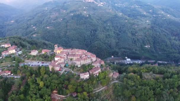 Plano aéreo, magnífico clásico pequeño pueblo italiano en el paso elevado de la colina, en medio de la naturaleza verde, hecho con dron — Vídeo de stock