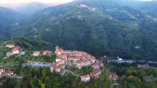 Antenn skott, underbara klassiska italienska by på den kulle flyoveren, i mitten av den gröna naturen, gjort med drönare — Stockvideo