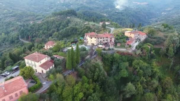 Plano aéreo, magnífico clásico pequeño pueblo italiano en el paso elevado de la colina, en medio de la naturaleza verde, hecho con dron — Vídeo de stock