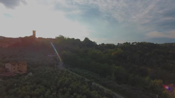 Luftaufnahme, traumhafte Überführung über die italienischen Weinberge mit sanftem Abendlicht — Stockvideo