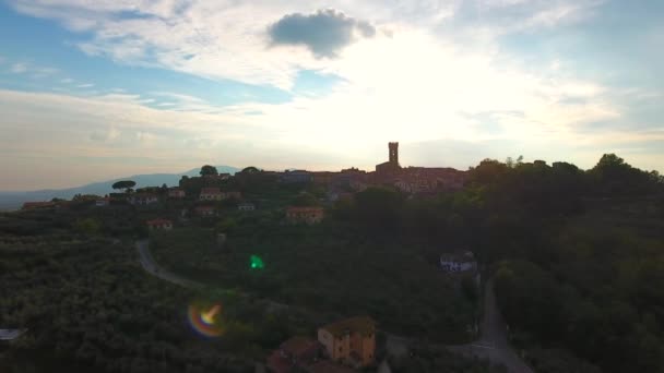 Luftaufnahme, traumhafte Landschaft beim Sonnenuntergang, Rauch in der Mitte, mitten in der Ebene, mit Drohne gemacht — Stockvideo