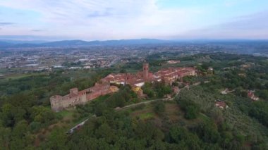 Hava atış, günbatımı, duman orta düz ortasında muhteşem manzaraya drone ile yapılan