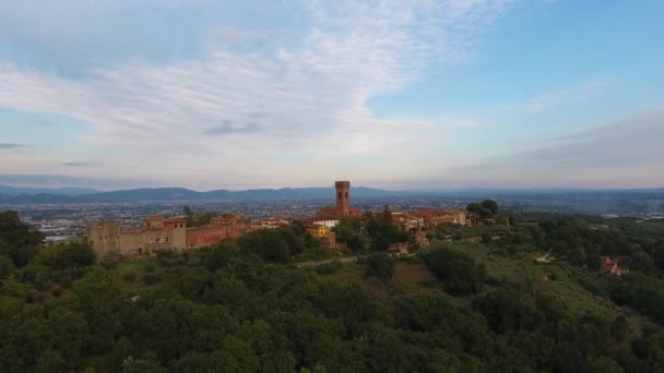 Vue aérienne, magnifique paysage au coucher du soleil, fumée au milieu, au milieu de la plaine, faite avec un drone — Video