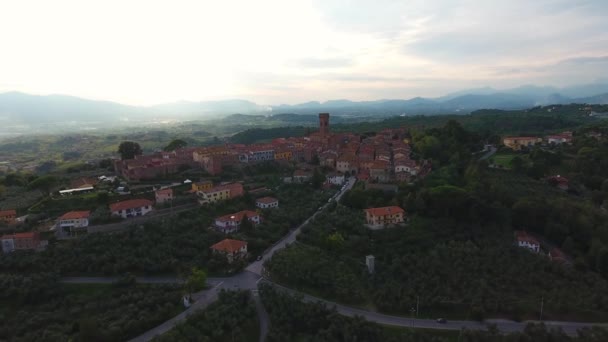 Vue aérienne, magnifique paysage au coucher du soleil, fumée au milieu, au milieu de la plaine, faite avec un drone — Video