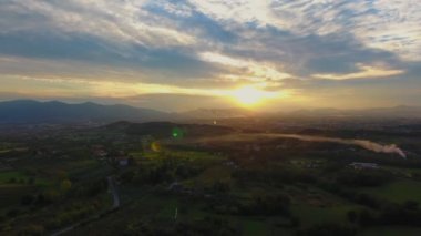 Hava atış, günbatımı, duman orta düz ortasında muhteşem manzaraya drone ile yapılan
