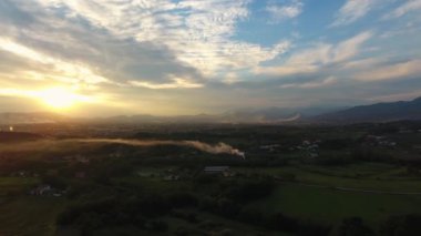 Hava atış, günbatımı, duman orta düz ortasında muhteşem manzaraya drone ile yapılan