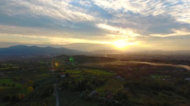 Hava atış, günbatımı, duman orta düz ortasında muhteşem manzaraya drone ile yapılan