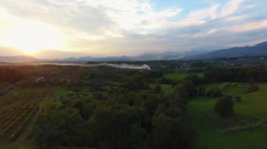 Hava atış, günbatımı, duman orta düz ortasında muhteşem manzaraya drone ile yapılan