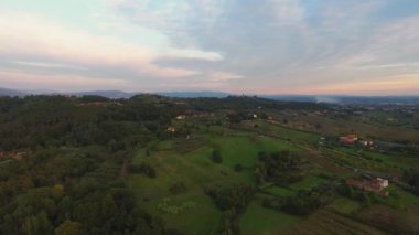 Hava atış, günbatımı, duman orta düz ortasında muhteşem manzaraya drone ile yapılan 
