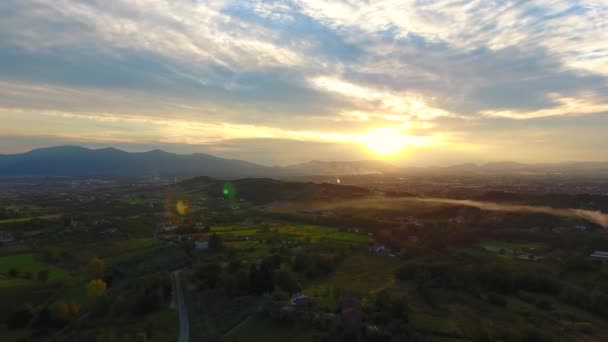 Vue aérienne, magnifique paysage au coucher du soleil, fumée au milieu, au milieu de la plaine, faite avec un drone — Video