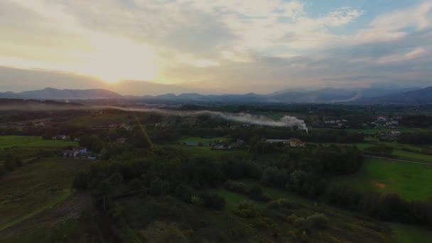 Vue aérienne, magnifique paysage au coucher du soleil, fumée au milieu, au milieu de la plaine, faite avec un drone — Video