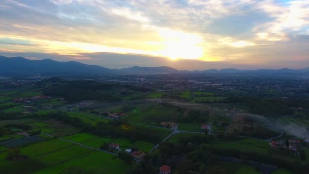 Scatto aereo, splendido paesaggio al tramonto, fumo nel mezzo, in mezzo alla pianura, realizzato con drone — Video Stock