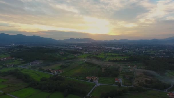 Vue aérienne, magnifique paysage au coucher du soleil, fumée au milieu, au milieu de la plaine, faite avec un drone — Video