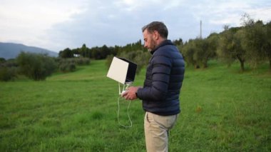 Ülke yolda içinde çıkar onun dron aşağı ceket giymiş sakallı adam yapar