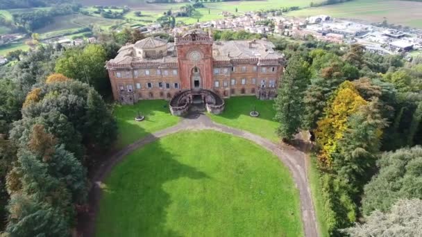 Воздушный кадр, зловещий итальянский замок, снятый дроном с солнечной вспышкой — стоковое видео