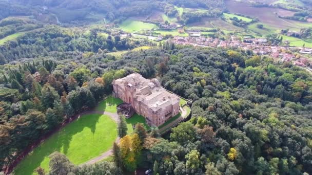 Vue aérienne, château gothique italien, filmé avec drone avec la fusée éclairante du soleil — Video