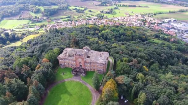 Vue aérienne, château gothique italien, filmé avec drone avec la fusée éclairante du soleil — Video