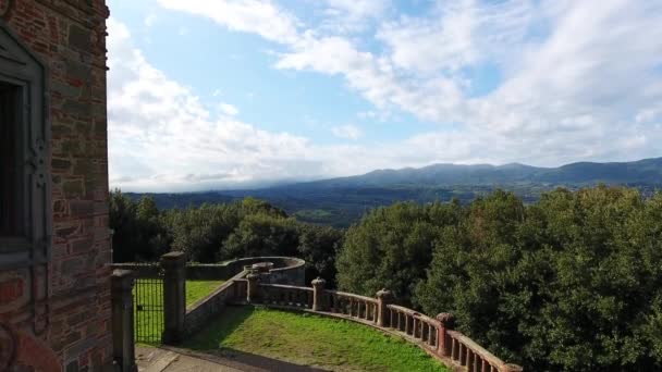 Vue aérienne, château gothique italien, filmé avec drone avec la fusée éclairante du soleil — Video