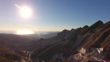Hava atış, dünyanın ünlü Carrara mermer yumuşak günbatımı ışıkla mağaralar.