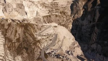 Hava atış, dünyanın ünlü Carrara mermer yumuşak günbatımı ışıkla mağaralar.