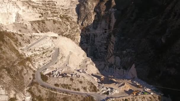 Luchtfoto schot, Carrara-marmer van de wereld-beroemde grotten met het zachte licht van de zonsondergang — Stockvideo