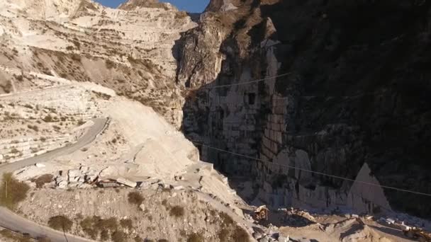 Aerial shot, le famose grotte marmoree di Carrara con la soffusa luce del tramonto — Video Stock