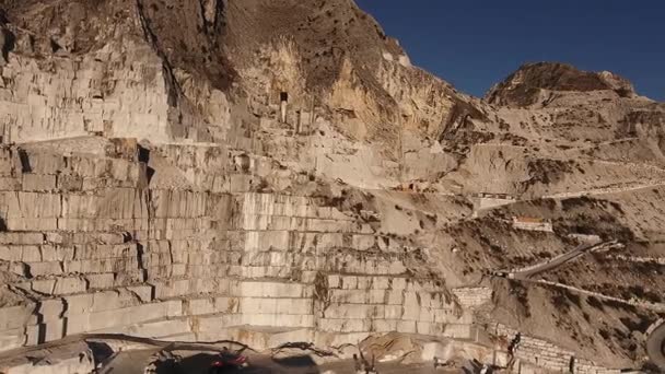 Luchtfoto schot, Carrara-marmer van de wereld-beroemde grotten met het zachte licht van de zonsondergang — Stockvideo