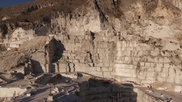 Tiro aéreo, as cavernas de mármore mundialmente famosas de Carrara com a luz suave do por do sol — Vídeo de Stock