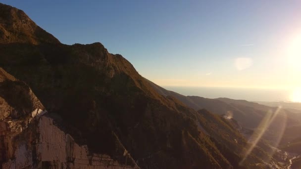 Luchtfoto schot, Carrara-marmer van de wereld-beroemde grotten met het zachte licht van de zonsondergang — Stockvideo