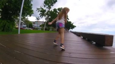 Esplanade, Avustralya'da ahşap waterfront bir tür üzerinde çalışan küçük bir kız