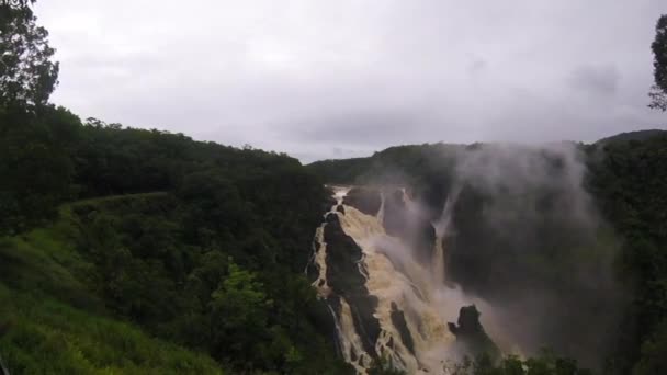 Barron padá vodopád v deštném pralese v Kuranda, Queensland, Austrálie — Stock video