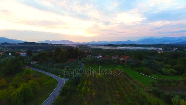 Luftaufnahme, traumhafte Überführung über die italienischen Weinberge mit sanftem Abendlicht bei Sonnenuntergang — Stockvideo