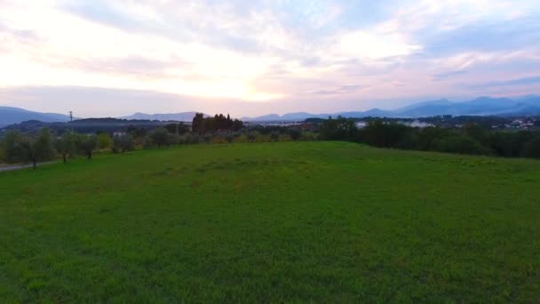 Luftaufnahme, traumhafte Überführung über die italienischen Weinberge mit sanftem Abendlicht bei Sonnenuntergang — Stockvideo