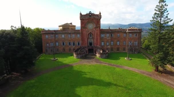 Letecký záběr, nádherné italské sammezzano hrad, středověká architektura 